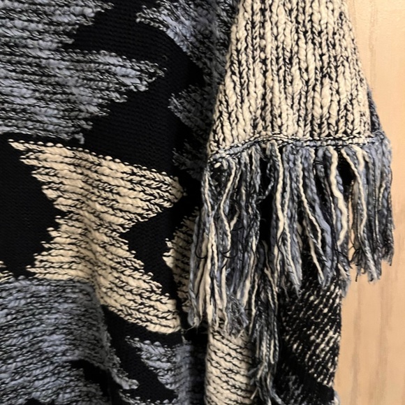 🎉🎉HOST PICK🎉🎉INC Poncho Sweater Womens PM/PL Blue Aztec Pattern Fringe NWOT - Picture 4 of 8